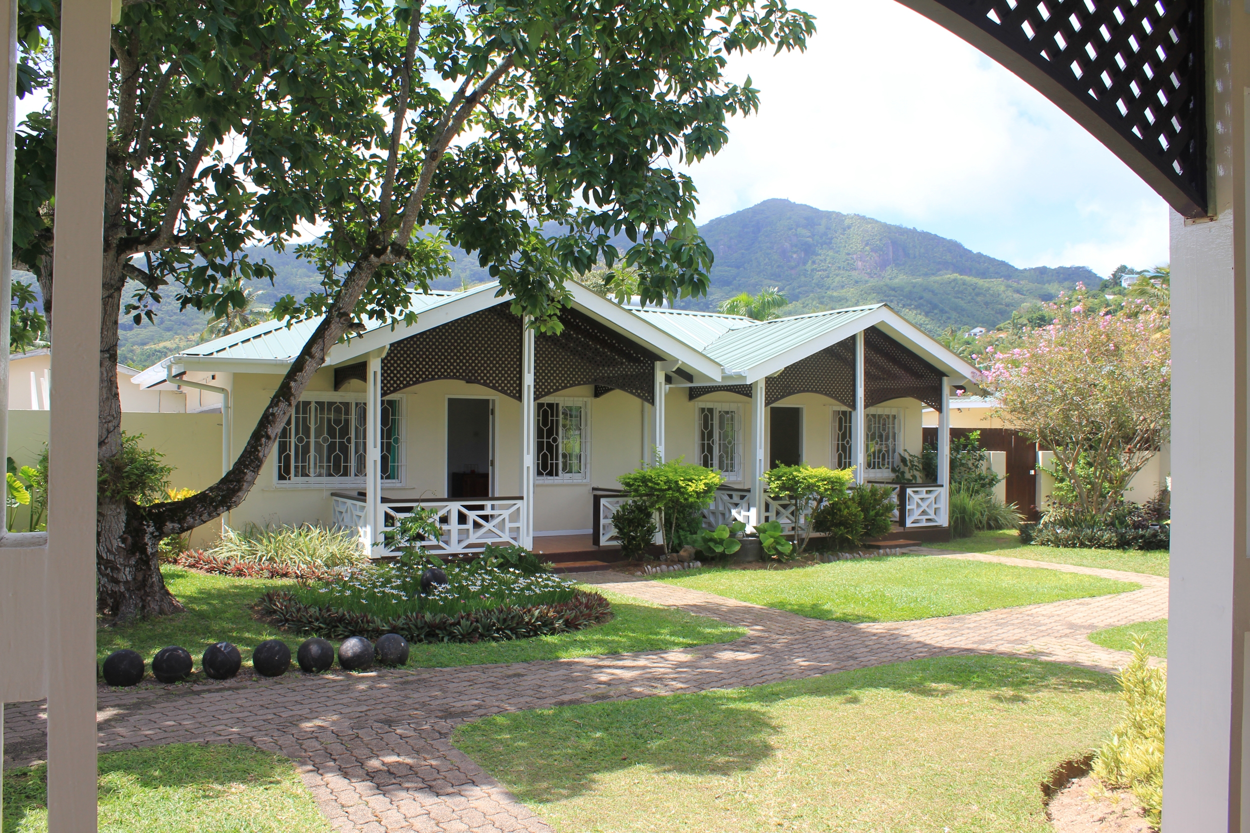 LA-ROUSSETTE-EXTERIEUR